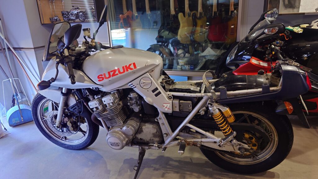 少しずつ外装を剥がしていく